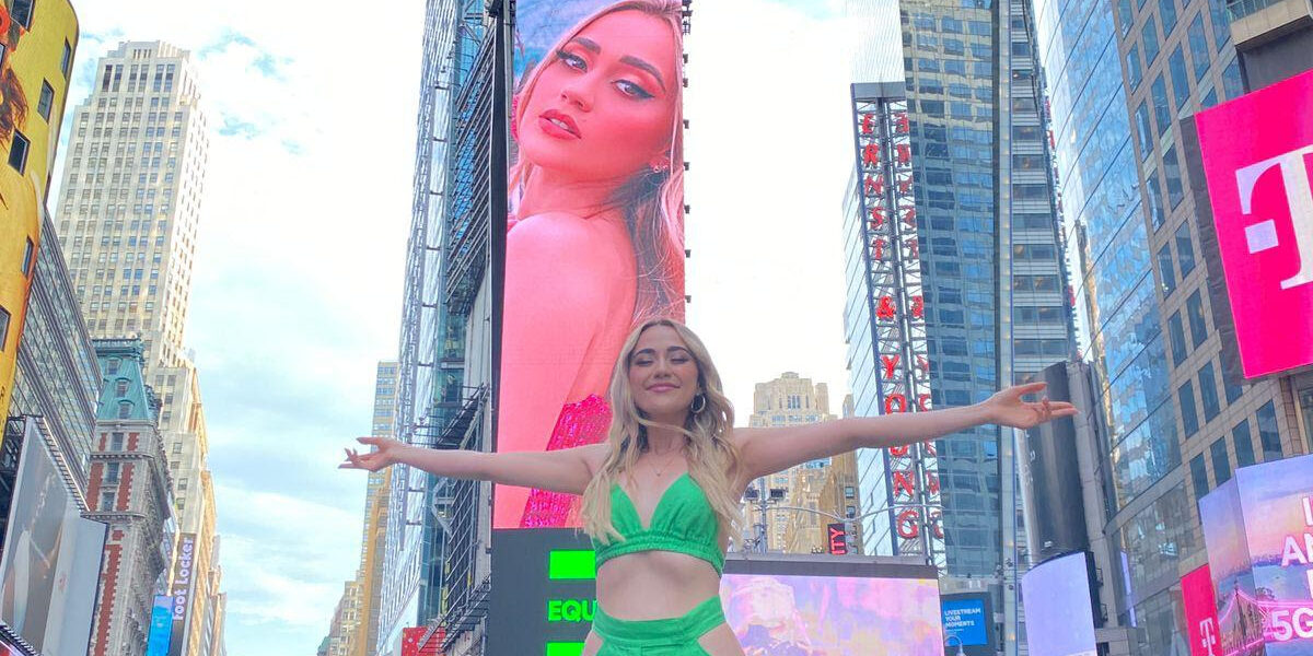 CAROLINA ROSS RECIBE SU PRIMER BILLBOARD EN TIME SQUARE