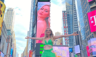 CAROLINA ROSS RECIBE SU PRIMER BILLBOARD EN TIME SQUARE